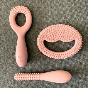 ezpz Oral Development Tools in Blush to Develop Feeding, Biting, Munching + Chew